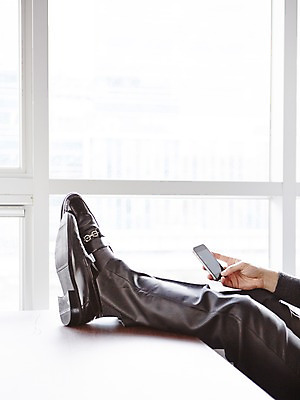 포토 JPG 주간 손 남자 구두 비즈니스 창문 탁자 휴식 실내 한명 들기 정장 성인 신체부위 스마트폰 핸드폰 태블릿 사무실 다리 비즈니스맨 양발 국내포토 자연요소 1 옷 가구 신발 컨셉 모션 사람 내부 전자제품 스마트기기 직장인 파일형식