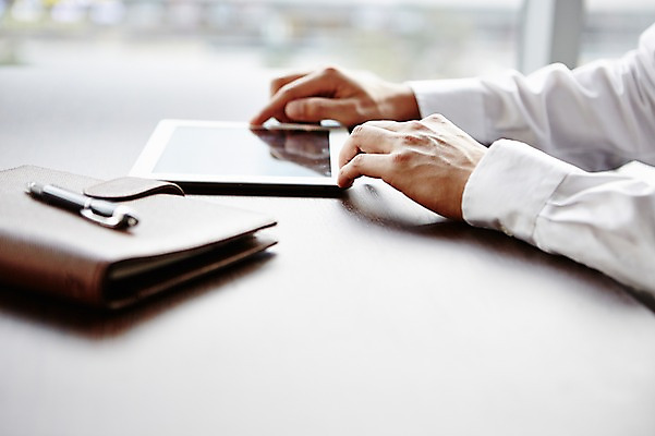 포토 JPG 주간 손 남자 와이셔츠 비즈니스 창문 탁자 실내 한명 정장 성인 아웃포커스 신체부위 태블릿 사무실 필기구 펜 다이어리 양손 업무 직장인 비즈니스맨 작업실 오브젝트 국내포토 자연요소 직업 1 옷 가구 셔츠 문구용품 촬영기법 사람 내부 전자제품 스마트기기 사무용품 작업 파일형식