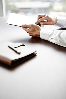 포토 JPG 주간 손 남자 비즈니스 창문 탁자 실내 한명 정장 성인 아웃포커스 신체부위 스마트기기 태블릿 사무실 필기구 펜 다이어리 양손 업무 직장인 비즈니스맨 작업실 오브젝트 국내포토 자연요소 직업 1 옷 가구 문구용품 촬영기법 사람 내부 전자제품 사무용품 작업 파일형식