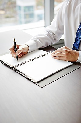 포토 JPG 주간 손 남자 와이셔츠 비즈니스 창문 탁자 실내 한명 정장 상반신 성인 신체부위 사무실 필기구 펜 다이어리 양손 기록 업무 직장인 비즈니스맨 작업실 오브젝트 국내포토 자연요소 직업 1 옷 가구 셔츠 문구용품 사람 내부 사무용품 작업 파일형식