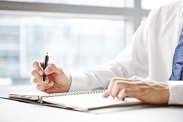 포토 JPG 주간 남자 와이셔츠 비즈니스 창문 탁자 실내 한명 정장 상반신 성인 아웃포커스 신체부위 사무실 필기구 펜 다이어리 양손 기록 업무 직장인 비즈니스맨 작업실 오브젝트 국내포토 자연요소 직업 1 손 옷 가구 셔츠 문구용품 촬영기법 사람 내부 사무용품 작업 파일형식