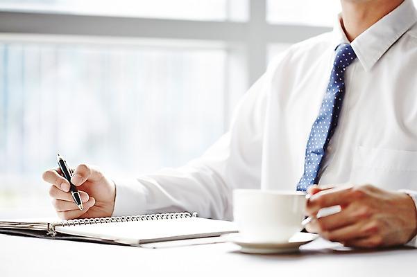 포토 JPG 주간 커피 음료 와이셔츠 비즈니스 창문 탁자 넥타이 실내 한명 앉기 상반신 아웃포커스 신체부위 사무실 필기구 펜 다이어리 사무용품 기록 비즈니스맨 커피잔 찻잔 오브젝트 국내포토 자연요소 1 잡화 남자 가구 셔츠 모션 문구용품 잔 촬영기법 사람 내부 직장인 파일형식