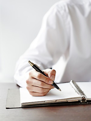 포토 JPG 주간 손 남자 비즈니스 탁자 한손 실내 한명 정장 상반신 성인 아웃포커스 신체부위 사무실 필기구 펜 다이어리 업무 직장인 비즈니스맨 작업실 오브젝트 국내포토 자연요소 직업 1 옷 가구 문구용품 촬영기법 사람 내부 사무용품 작업 파일형식