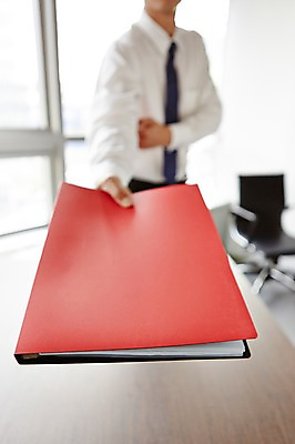 포토 JPG 주간 남자 와이셔츠 의자 비즈니스 창문 탁자 넥타이 실내 한명 들기 정장 근접촬영 상반신 성인 아웃포커스 신체부위 사무실 예절 직장인 비즈니스맨 오브젝트 문서 파일 제출 국내포토 자연요소 직업 1 잡화 옷 뷰포인트 가구 셔츠 모션 촬영기법 사람 내부 파일형식