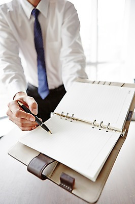 포토 JPG 주간 남자 와이셔츠 비즈니스 탁자 넥타이 실내 한명 서기 들기 정장 상반신 성인 아웃포커스 신체부위 사무실 펜 다이어리 직장인 비즈니스맨 오브젝트 주기 국내포토 자연요소 직업 1 잡화 옷 가구 셔츠 모션 촬영기법 사람 내부 필기구 사무용품 파일형식