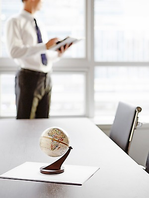 포토 JPG 주간 남자 종이 의자 비즈니스 창문 탁자 실내 한명 서기 들기 정장 상반신 성인 아웃포커스 신체부위 사무실 지구본 직장인 비즈니스맨 오브젝트 문서 국내포토 자연요소 직업 1 옷 가구 모션 촬영기법 사람 내부 파일형식