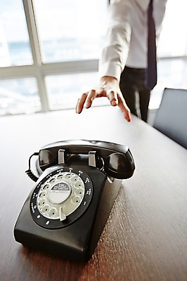 포토 JPG 주간 손 남자 의자 비즈니스 창문 탁자 실내 한명 서기 정장 성인 아웃포커스 신체부위 사무실 직장인 비즈니스맨 전화기 오브젝트 통화 국내포토 자연요소 직업 1 옷 가구 모션 촬영기법 사람 내부 파일형식