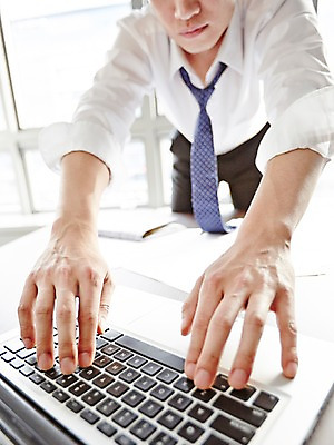 포토 JPG 주간 손 남자 비즈니스 창문 탁자 넥타이 실내 한명 정장 상반신 성인 아웃포커스 신체부위 노트북 사무실 업무 직장인 비즈니스맨 작업실 오브젝트 국내포토 자연요소 직업 1 잡화 옷 가구 촬영기법 사람 내부 전자제품 작업 파일형식