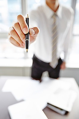 포토 JPG 주간 손 남자 종이 비즈니스 창문 탁자 실내 한명 서기 들기 정장 근접촬영 성인 아웃포커스 신체부위 사무실 필기구 펜 직장인 비즈니스맨 오브젝트 문서 국내포토 자연요소 직업 1 옷 뷰포인트 가구 모션 문구용품 촬영기법 사람 내부 파일형식