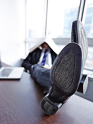 포토 JPG 주간 전신 남자 구두 의자 비즈니스 창문 탁자 휴식 실내 한명 사람 정장 성인 아웃포커스 노트북 사무실 기댐 다리 잠 직장인 비즈니스맨 신문 오브젝트 다리들기 국내포토 자연요소 직업 1 옷 가구 신발 컨셉 모션 촬영기법 내부 신체부위 간행물 전자제품 뉴스 파일형식