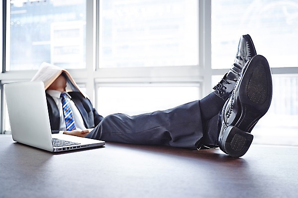 포토 JPG 주간 전신 남자 구두 비즈니스 창문 탁자 휴식 실내 한명 사람 정장 성인 노트북 사무실 기댐 잠 직장인 비즈니스맨 신문 오브젝트 다리들기 국내포토 자연요소 직업 1 옷 가구 신발 컨셉 모션 내부 간행물 전자제품 뉴스 파일형식