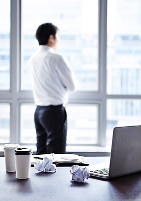 포토 JPG 주간 남자 종이 커피 비즈니스 창문 탁자 실내 한명 사람 정장 손짓 상반신 성인 아웃포커스 노트북 사무실 필기구 펜 팔짱 다이어리 직장인 비즈니스맨 오브젝트 고민 테이크아웃 구김 국내포토 자연요소 직업 1 옷 감정 음료 가구 모션 문구용품 촬영기법 내부 전자제품 사무용품 파일형식