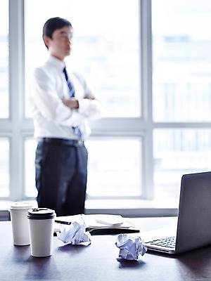 포토 JPG 주간 남자 종이 커피 비즈니스 창문 탁자 실내 한명 서기 사람 정장 상반신 성인 아웃포커스 노트북 사무실 필기구 펜 다이어리 직장인 비즈니스맨 오브젝트 고민 테이크아웃 구김 국내포토 자연요소 직업 1 옷 감정 음료 가구 모션 문구용품 촬영기법 내부 전자제품 사무용품 파일형식