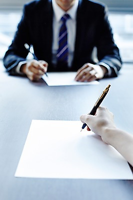 포토 JPG 주간 손 남자 종이 비즈니스 탁자 실내 들기 앉기 정장 상반신 성인 두명 아웃포커스 신체부위 사무실 직장인 비즈니스맨 계약 오브젝트 문서 계약서 성인만 국내포토 자연요소 직업 옷 가구 모션 촬영기법 사람 내부 파일형식