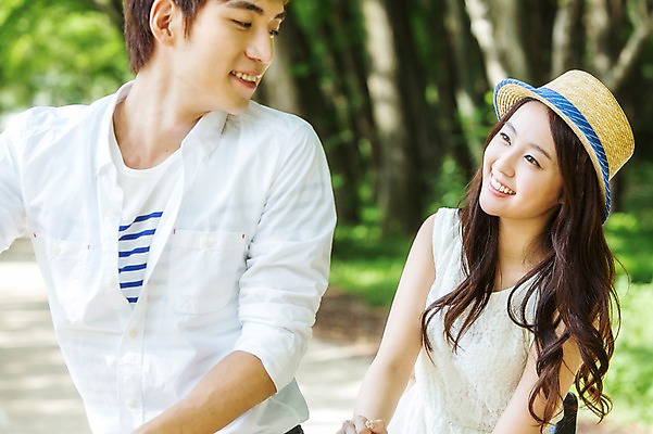 포토 JPG 주간 나무 식물 모자 학생 커플 여자 남자 행복 대학생 커플라이프 웃음 사람 동양인 상반신 20대 야외 두명 아웃포커스 마주보기 캠퍼스라이프 산책 한국인 숲 MT 캠퍼스커플 청년만 성인만 국내포토 자연요소 라이프스타일 잡화 감정 관계 모션 휴식 촬영기법 표정 인종 청년 파일형식