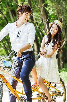 포토 JPG 주간 나무 식물 모자 학생 커플 여자 남자 행복 대학생 커플라이프 웃음 사람 앉기 동양인 20대 야외 두명 앞모습 아웃포커스 캠퍼스라이프 자전거 산책 한국인 숲 MT 캠퍼스커플 청년만 성인만 국내포토 자연요소 라이프스타일 잡화 감정 뷰포인트 관계 모션 휴식 촬영기법 표정 인종 청년 바이크 파일형식