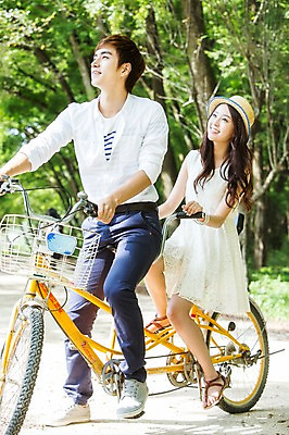 포토 JPG 주간 전신 나무 식물 모자 학생 커플 응시 여자 남자 행복 대학생 커플라이프 웃음 사람 앉기 동양인 20대 야외 두명 앞모습 아웃포커스 캠퍼스라이프 자전거 산책 한국인 숲 MT 캠퍼스커플 청년만 성인만 국내포토 자연요소 라이프스타일 시선 잡화 감정 뷰포인트 관계 모션 휴식 촬영기법 표정 인종 청년 바이크 파일형식