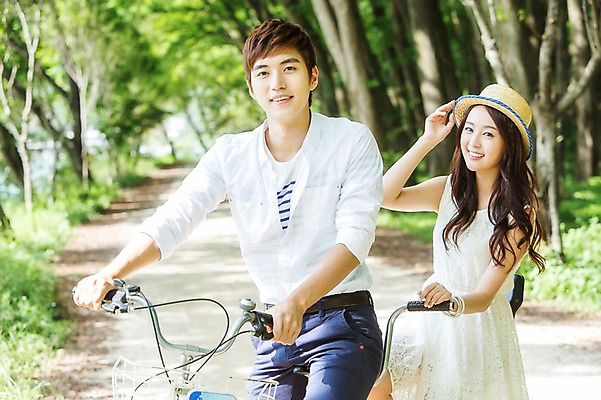 포토 JPG 주간 나무 식물 모자 학생 커플 여자 남자 행복 대학생 커플라이프 웃음 사람 동양인 상반신 20대 야외 두명 앞모습 아웃포커스 캠퍼스라이프 자전거 산책 한국인 숲 MT 캠퍼스커플 청년만 성인만 국내포토 자연요소 라이프스타일 잡화 감정 뷰포인트 관계 휴식 촬영기법 표정 인종 청년 바이크 파일형식