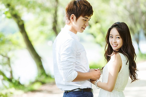 포토 JPG 주간 나무 식물 학생 커플 여자 남자 행복 대학생 커플라이프 웃음 사람 동양인 상반신 20대 야외 두명 옆모습 아웃포커스 손잡기 캠퍼스라이프 산책 한국인 숲 MT 캠퍼스커플 청년만 성인만 국내포토 자연요소 라이프스타일 감정 뷰포인트 관계 모션 휴식 촬영기법 표정 인종 청년 파일형식