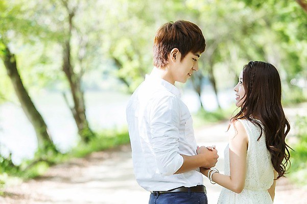 포토 JPG 주간 나무 식물 학생 커플 여자 남자 행복 대학생 커플라이프 웃음 사람 동양인 상반신 20대 야외 두명 옆모습 아웃포커스 마주보기 손잡기 캠퍼스라이프 산책 한국인 숲 MT 캠퍼스커플 청년만 성인만 국내포토 자연요소 라이프스타일 감정 뷰포인트 관계 모션 휴식 촬영기법 표정 인종 청년 파일형식