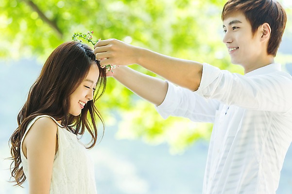 포토 JPG 주간 학생 커플 여자 남자 행복 대학생 커플라이프 웃음 사람 동양인 상반신 20대 야외 두명 옆모습 아웃포커스 캠퍼스라이프 화관 한국인 MT 캠퍼스커플 청년만 성인만 국내포토 자연요소 라이프스타일 꽃 감정 뷰포인트 관계 촬영기법 표정 인종 청년 파일형식