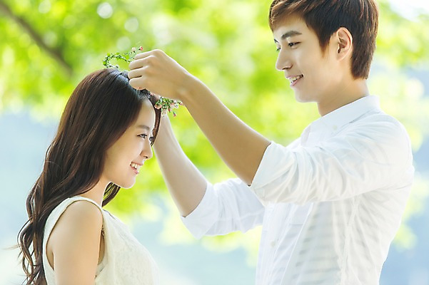 포토 JPG 주간 학생 커플 여자 남자 행복 대학생 커플라이프 웃음 사람 동양인 상반신 20대 야외 두명 옆모습 아웃포커스 캠퍼스라이프 화관 한국인 MT 캠퍼스커플 청년만 성인만 국내포토 자연요소 라이프스타일 꽃 감정 뷰포인트 관계 촬영기법 표정 인종 청년 파일형식