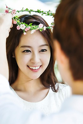 포토 JPG 주간 학생 커플 여자 남자 행복 대학생 커플라이프 웃음 사람 동양인 상반신 20대 야외 두명 앞모습 뒷모습 아웃포커스 마주보기 캠퍼스라이프 화관 한국인 MT 캠퍼스커플 청년만 성인만 국내포토 자연요소 라이프스타일 꽃 감정 뷰포인트 관계 모션 촬영기법 표정 인종 청년 파일형식