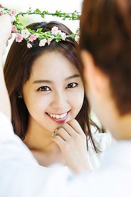 포토 JPG 주간 학생 커플 여자 남자 행복 대학생 커플라이프 웃음 사람 동양인 상반신 20대 야외 두명 앞모습 뒷모습 아웃포커스 마주보기 캠퍼스라이프 화관 한국인 MT 캠퍼스커플 청년만 성인만 국내포토 자연요소 라이프스타일 꽃 감정 뷰포인트 관계 모션 촬영기법 표정 인종 청년 파일형식