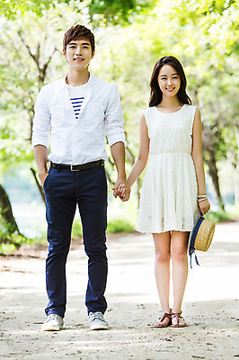 포토 JPG 주간 전신 나무 식물 모자 학생 커플 여자 남자 행복 대학생 커플라이프 서기 웃음 사람 동양인 20대 야외 두명 앞모습 아웃포커스 손잡기 캠퍼스라이프 산책 한국인 숲 MT 캠퍼스커플 청년만 성인만 국내포토 자연요소 라이프스타일 잡화 감정 뷰포인트 관계 모션 휴식 촬영기법 표정 인종 청년 파일형식