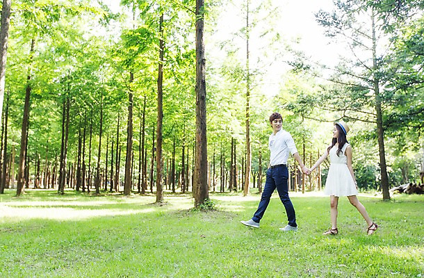 포토 JPG 주간 전신 나무 식물 모자 학생 커플 여자 남자 행복 대학생 커플라이프 서기 사람 동양인 잔디 20대 성인 야외 두명 옆모습 걷기 손잡기 캠퍼스라이프 산책 한국인 숲 MT 캠퍼스커플 청년만 성인만 국내포토 자연요소 라이프스타일 잡화 감정 뷰포인트 관계 모션 휴식 인종 청년 파일형식