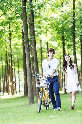 포토 JPG 주간 전신 나무 식물 학생 커플 여자 남자 행복 대학생 커플라이프 서기 웃음 사람 동양인 잔디 20대 성인 야외 두명 앞모습 아웃포커스 걷기 캠퍼스라이프 자전거 산책 한국인 숲 MT 캠퍼스커플 청년만 성인만 국내포토 자연요소 라이프스타일 감정 뷰포인트 관계 모션 휴식 촬영기법 표정 인종 청년 바이크 파일형식