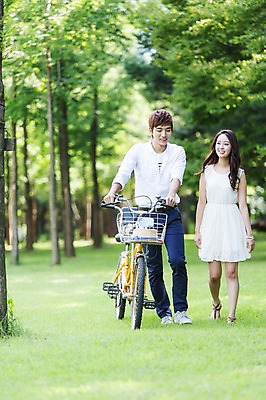 포토 JPG 주간 전신 나무 식물 학생 커플 여자 남자 행복 대학생 커플라이프 서기 웃음 사람 동양인 잔디 20대 성인 야외 두명 앞모습 아웃포커스 걷기 캠퍼스라이프 자전거 산책 한국인 숲 MT 캠퍼스커플 청년만 성인만 국내포토 자연요소 라이프스타일 감정 뷰포인트 관계 모션 휴식 촬영기법 표정 인종 청년 바이크 파일형식