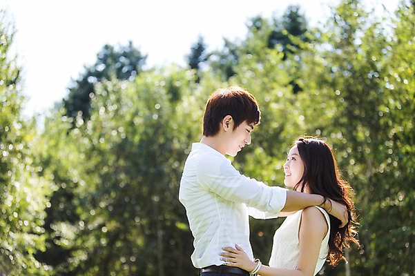 포토 JPG 주간 나무 식물 학생 커플 여자 남자 행복 대학생 커플라이프 웃음 사람 동양인 상반신 20대 성인 야외 두명 옆모습 아웃포커스 마주보기 캠퍼스라이프 한국인 숲 MT 캠퍼스커플 청년만 성인만 국내포토 자연요소 라이프스타일 감정 뷰포인트 관계 모션 촬영기법 표정 인종 청년 파일형식