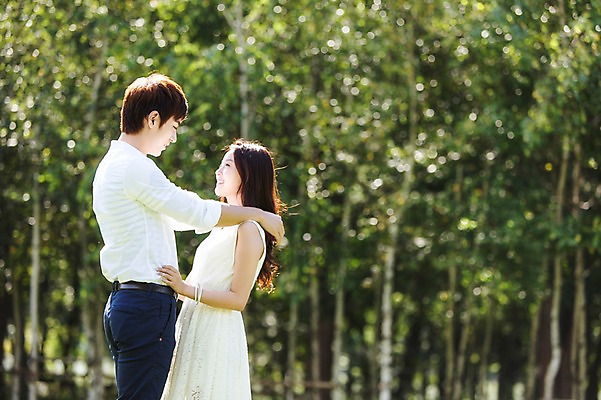 포토 JPG 주간 나무 식물 학생 커플 여자 남자 행복 대학생 커플라이프 서기 웃음 사람 동양인 상반신 20대 성인 야외 두명 옆모습 아웃포커스 마주보기 캠퍼스라이프 한국인 숲 MT 캠퍼스커플 청년만 성인만 국내포토 자연요소 라이프스타일 감정 뷰포인트 관계 모션 촬영기법 표정 인종 청년 파일형식