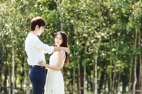 포토 JPG 주간 나무 식물 학생 커플 여자 남자 행복 대학생 커플라이프 서기 웃음 사람 동양인 상반신 20대 성인 야외 두명 옆모습 아웃포커스 마주보기 캠퍼스라이프 한국인 숲 MT 캠퍼스커플 청년만 성인만 국내포토 자연요소 라이프스타일 감정 뷰포인트 관계 모션 촬영기법 표정 인종 청년 파일형식