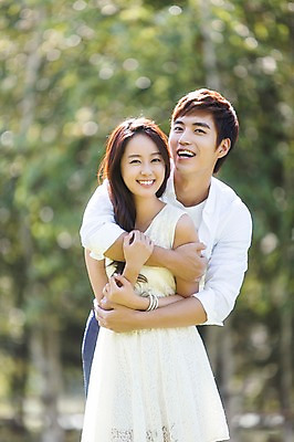 포토 JPG 주간 나무 식물 학생 커플 여자 남자 행복 대학생 커플라이프 안기 포옹 서기 웃음 사람 동양인 상반신 20대 성인 야외 두명 앞모습 아웃포커스 캠퍼스라이프 한국인 MT 캠퍼스커플 청년만 성인만 국내포토 자연요소 라이프스타일 감정 뷰포인트 관계 모션 촬영기법 표정 인종 청년 파일형식