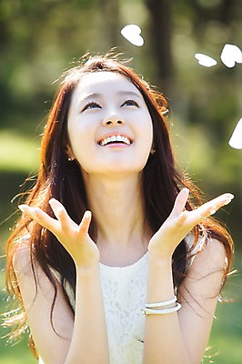 포토 JPG 주간 학생 긴머리 응시 여학생 여자 꽃잎 꽃 행복 대학생 팔찌 날리기 한명 웃음 사람 상반신 20대 성인 야외 앞모습 아웃포커스 캠퍼스라이프 한국인 올려보기 즐거움 MT 낙화 청년만 청년여자만 청년여자한명만 성인여자한명만 국내포토 자연요소 식물 1 라이프스타일 헤어스타일 시선 감정 뷰포인트 장신구 모션 촬영기법 표정 동양인 청년 여자만 여자한명만 성인여자만 성인만 파일형식