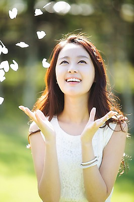 포토 JPG 주간 학생 긴머리 여학생 여자 꽃잎 꽃 행복 대학생 팔찌 날리기 한명 웃음 사람 상반신 20대 성인 야외 앞모습 아웃포커스 캠퍼스라이프 한국인 즐거움 MT 낙화 청년만 청년여자만 청년여자한명만 성인여자한명만 국내포토 자연요소 식물 1 라이프스타일 헤어스타일 감정 뷰포인트 장신구 모션 촬영기법 표정 동양인 청년 여자만 여자한명만 성인여자만 성인만 파일형식