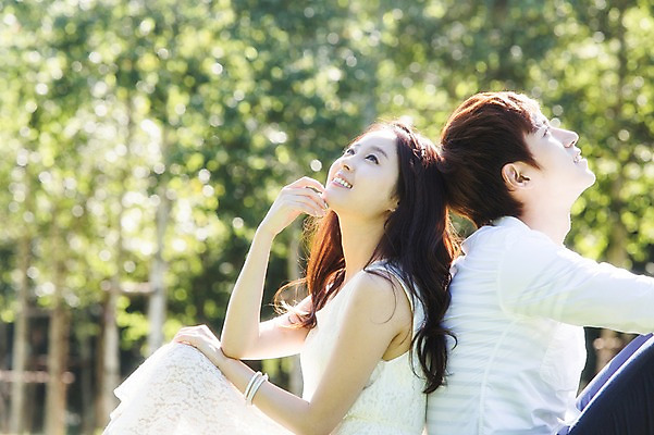 포토 JPG 주간 나무 식물 학생 커플 응시 여자 남자 행복 대학생 커플라이프 휴식 웃음 사람 앉기 동양인 상반신 20대 성인 야외 두명 옆모습 아웃포커스 캠퍼스라이프 한국인 올려보기 등맞대기 MT 캠퍼스커플 청년만 성인만 국내포토 자연요소 라이프스타일 시선 감정 뷰포인트 컨셉 관계 모션 촬영기법 표정 인종 청년 파일형식