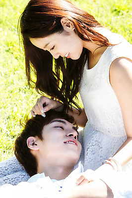 포토 JPG 주간 학생 커플 여자 남자 행복 대학생 커플라이프 휴식 웃음 사람 앉기 동양인 잔디 상반신 20대 성인 야외 두명 옆모습 눕기 캠퍼스라이프 한국인 MT 캠퍼스커플 청년만 성인만 국내포토 자연요소 식물 라이프스타일 감정 뷰포인트 컨셉 관계 모션 표정 인종 청년 파일형식