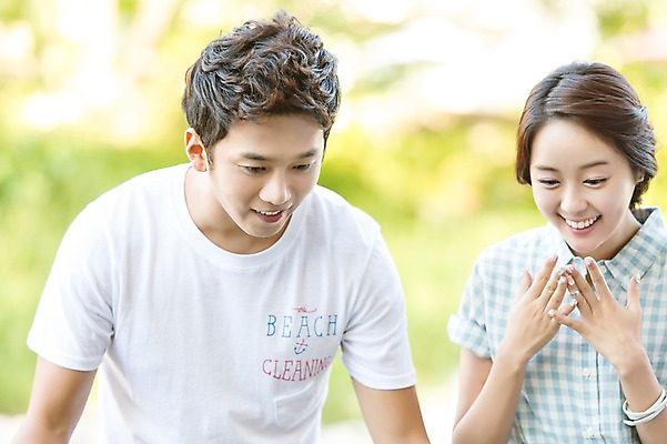 포토 JPG 주간 학생 응시 여자 남자 행복 대학생 웃음 사람 동양인 상반신 20대 성인 야외 두명 앞모습 아웃포커스 캐주얼 친구 캠퍼스라이프 한국인 즐거움 MT 청년만 성인만 국내포토 자연요소 라이프스타일 시선 옷 감정 뷰포인트 관계 촬영기법 표정 인종 청년 파일형식 생활