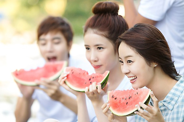포토 JPG 주간 학생 응시 여자 남자 행복 음식 대학생 과일 여름음식 수박 웃음 들기 사람 동양인 여러명 상반신 20대 성인 야외 옆모습 아웃포커스 캐주얼 친구 캠퍼스라이프 한국인 먹기 즐거움 MT 청년만 성인만 제철음식 제철과일 국내포토 자연요소 라이프스타일 시선 옷 감정 뷰포인트 다수 관계 모션 촬영기법 표정 인종 청년 제철 파일형식 여름_계절 생활