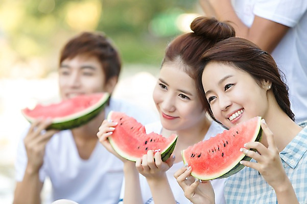 포토 JPG 주간 학생 응시 여자 남자 행복 음식 대학생 과일 여름음식 수박 웃음 들기 사람 동양인 여러명 상반신 20대 성인 야외 옆모습 아웃포커스 캐주얼 친구 캠퍼스라이프 한국인 먹기 즐거움 MT 청년만 성인만 제철음식 제철과일 국내포토 자연요소 라이프스타일 시선 옷 감정 뷰포인트 다수 관계 모션 촬영기법 표정 인종 청년 제철 파일형식 여름_계절 생활