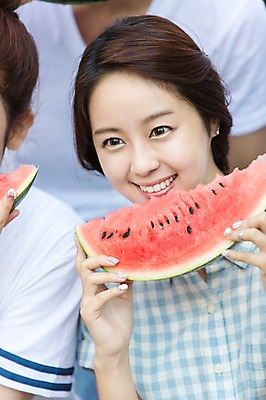 포토 JPG 주간 학생 응시 여자 행복 음식 대학생 과일 여름음식 수박 웃음 들기 사람 동양인 상반신 20대 성인 야외 앞모습 아웃포커스 캐주얼 캠퍼스라이프 한국인 먹기 즐거움 MT 여자만 성인여자만 청년만 청년여자만 성인만 제철음식 제철과일 국내포토 자연요소 라이프스타일 시선 옷 감정 뷰포인트 모션 촬영기법 표정 인종 청년 제철 파일형식 여름_계절 생활