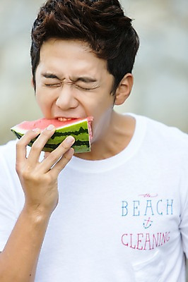 포토 JPG 주간 학생 남자 행복 음식 대학생 과일 여름음식 수박 한명 들기 사람 상반신 20대 성인 야외 앞모습 아웃포커스 캐주얼 눈감음 캠퍼스라이프 한국인 먹기 즐거움 MT 청년만 청년남자만 청년남자한명만 성인남자한명만 제철음식 제철과일 국내포토 자연요소 1 라이프스타일 옷 감정 뷰포인트 모션 촬영기법 동양인 청년 제철 남자만 남자한명만 성인남자만 성인만 파일형식 여름_계절 인종 생활