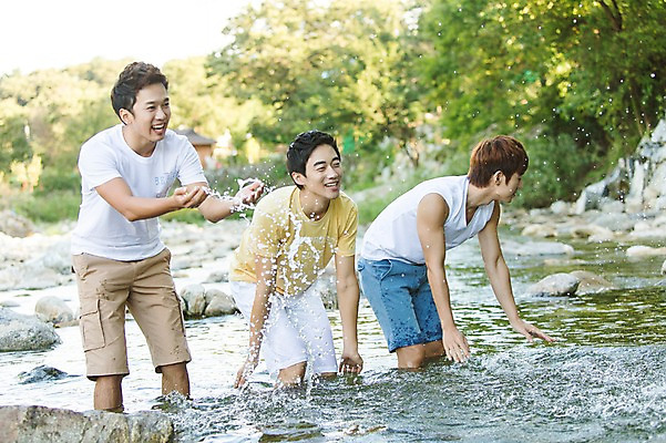 포토 JPG 주간 나무 식물 학생 응시 남자 행복 대학생 장난 물놀이 놀이 서기 웃음 사람 동양인 20대 성인 야외 아웃포커스 캐주얼 세명 물 친구 계곡 캠퍼스라이프 봄 한국인 바위 즐거움 MT 튀는물 남자만 성인남자만 청년만 청년남자만 성인만 국내포토 자연요소 라이프스타일 시선 옷 계절 감정 관계 모션 촬영기법 표정 인종 청년 액체표현 스플래쉬 파일형식 순간포착 생활 액체