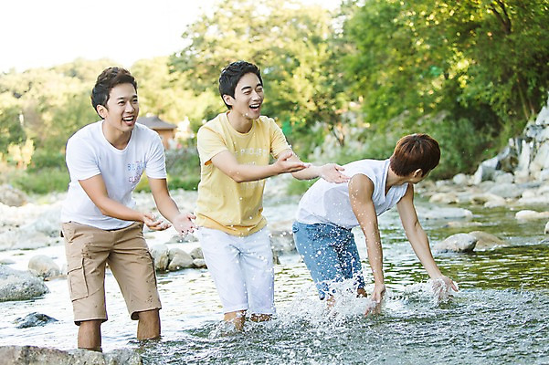 포토 JPG 주간 나무 식물 학생 응시 남자 행복 대학생 장난 물놀이 놀이 서기 웃음 사람 동양인 20대 성인 야외 아웃포커스 캐주얼 세명 물 친구 계곡 캠퍼스라이프 봄 한국인 바위 즐거움 MT 튀는물 남자만 성인남자만 청년만 청년남자만 성인만 국내포토 자연요소 라이프스타일 시선 옷 계절 감정 관계 모션 촬영기법 표정 인종 청년 액체표현 스플래쉬 파일형식 순간포착 생활 액체
