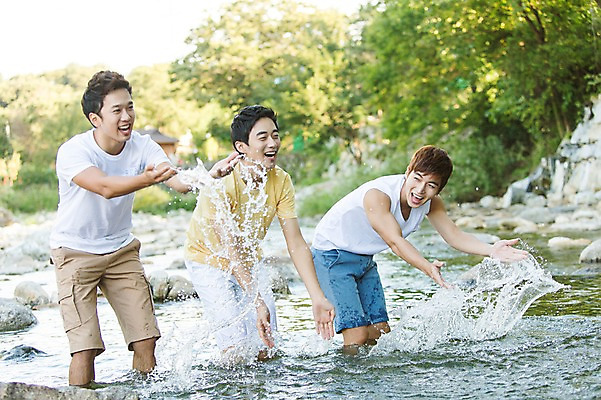 포토 JPG 주간 나무 식물 학생 응시 남자 행복 대학생 장난 물놀이 놀이 서기 웃음 사람 동양인 20대 성인 야외 아웃포커스 캐주얼 세명 물 친구 계곡 캠퍼스라이프 봄 한국인 바위 즐거움 MT 튀는물 남자만 성인남자만 청년만 청년남자만 성인만 국내포토 자연요소 라이프스타일 시선 옷 계절 감정 관계 모션 촬영기법 표정 인종 청년 액체표현 스플래쉬 파일형식 순간포착 생활 액체