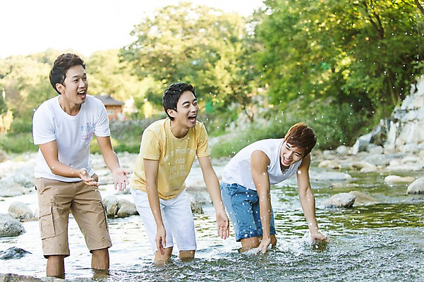 포토 JPG 주간 나무 식물 학생 응시 남자 행복 대학생 장난 물놀이 놀이 서기 웃음 사람 동양인 20대 성인 야외 아웃포커스 캐주얼 세명 물 친구 계곡 캠퍼스라이프 봄 한국인 바위 즐거움 MT 튀는물 남자만 성인남자만 청년만 청년남자만 성인만 국내포토 자연요소 라이프스타일 시선 옷 계절 감정 관계 모션 촬영기법 표정 인종 청년 액체표현 스플래쉬 파일형식 순간포착 생활 액체