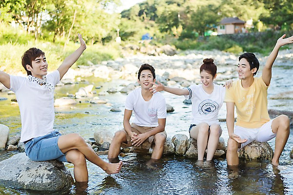 포토 JPG 주간 나무 식물 학생 여자 남자 행복 대학생 장난 물놀이 놀이 팔벌리기 웃음 사람 앉기 동양인 여러명 20대 성인 야외 아웃포커스 친구 계곡 캠퍼스라이프 한국인 바위 즐거움 MT 청년만 성인만 국내포토 자연요소 라이프스타일 감정 다수 관계 모션 촬영기법 표정 인종 청년 파일형식 생활
